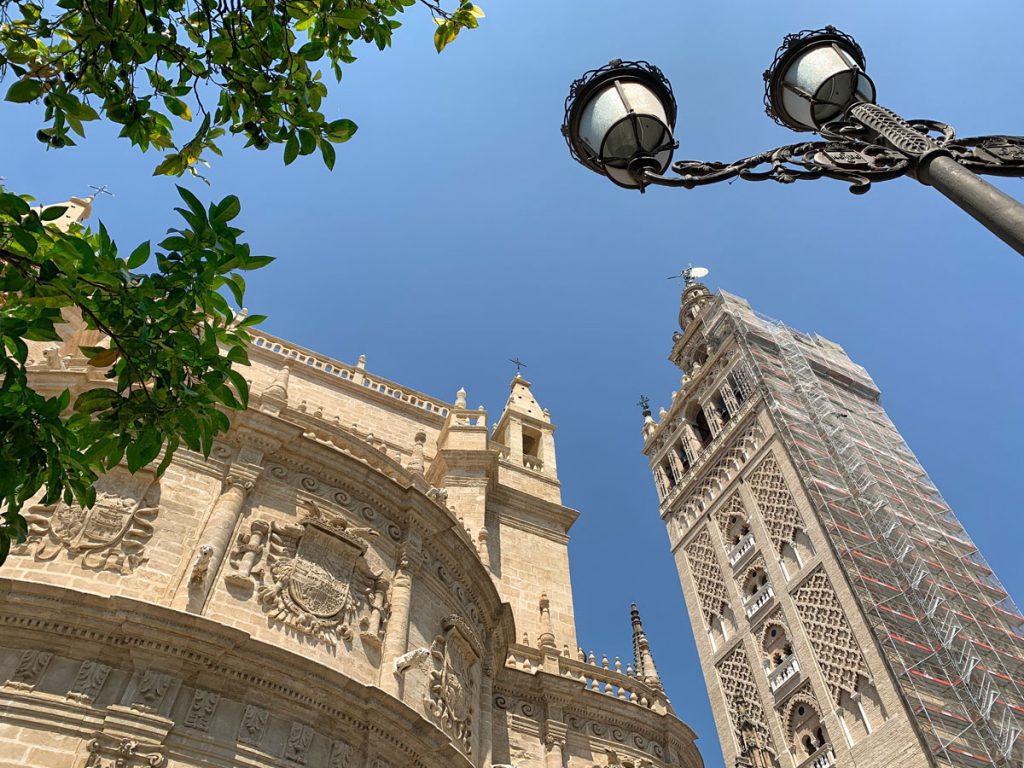 La Giralda en kathedraal van Sevilla - Sevilla tips: 15 dingen om te doen en te zien - Reislegende.nl