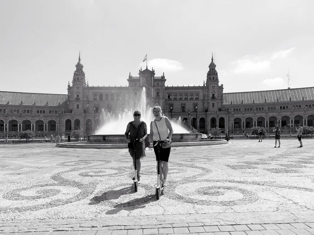 Op de elektrische step door Sevilla - Sevilla tips: 15 dingen om te doen en te zien - Reislegende.nl