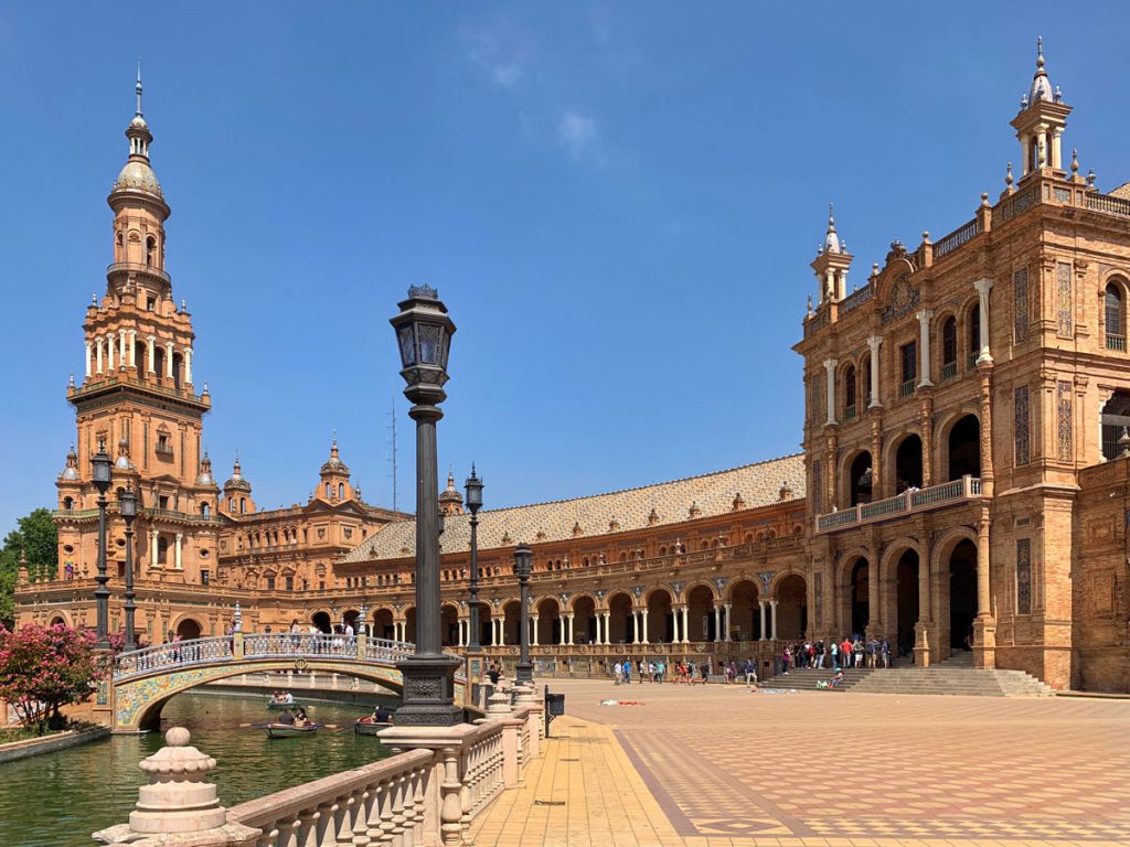 Plaza de Espana - Sevilla tips: 15 dingen om te doen en te zien - Reislegende.nl