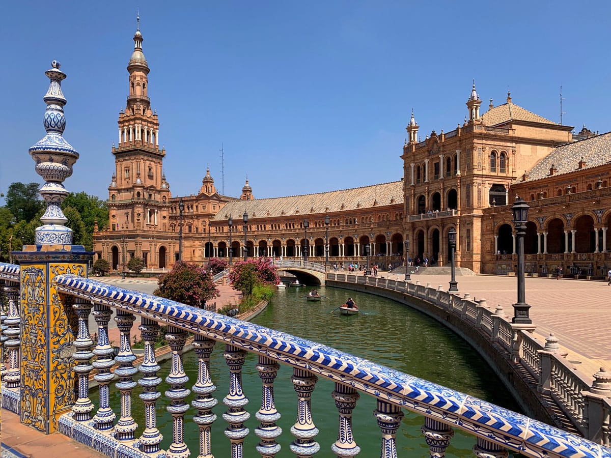 Plaza de Espana - Sevilla tips: 15 dingen om te doen en te zien - Reislegende.nl