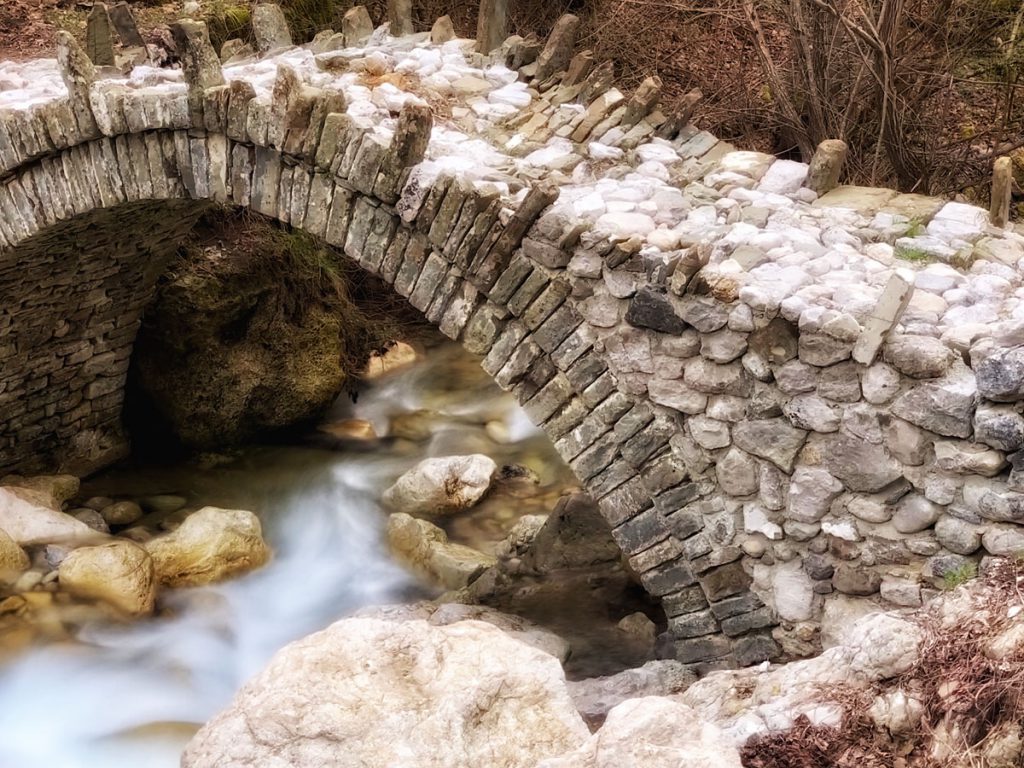 Stenen boogbrug Zagoria - Bruggen in Zagori, noord Griekenland - Reislegende.nl