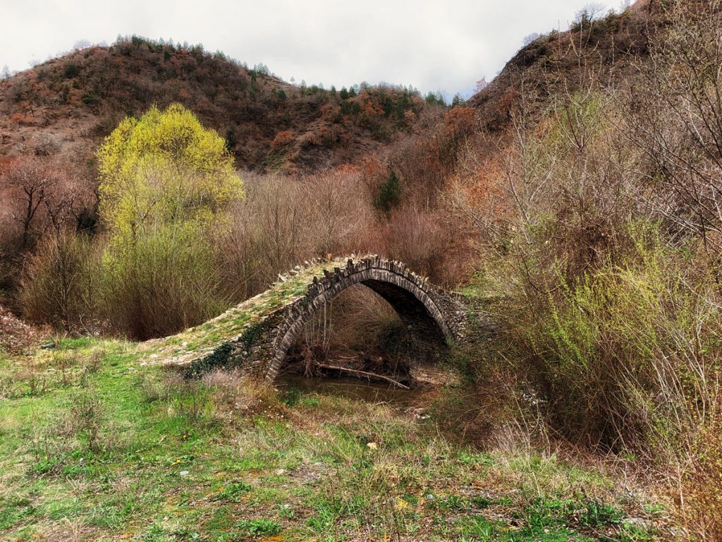 Stenen boogbruggen in Zagoria, noord Griekenland - Reislegende.nl