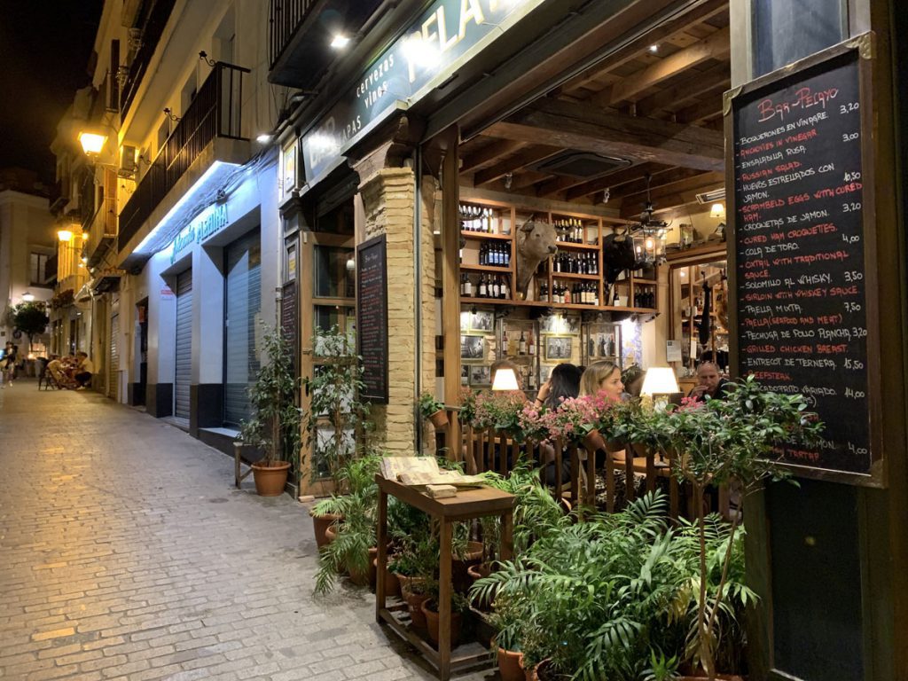Tapas eten Calle Placentines - Sevilla tips: 15 dingen om te doen en te zien - Reislegende.nl
