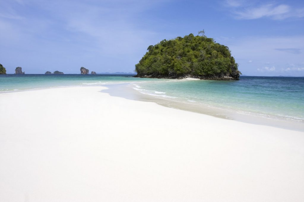 Verlaten strand in Thailand - Reislegende.nl