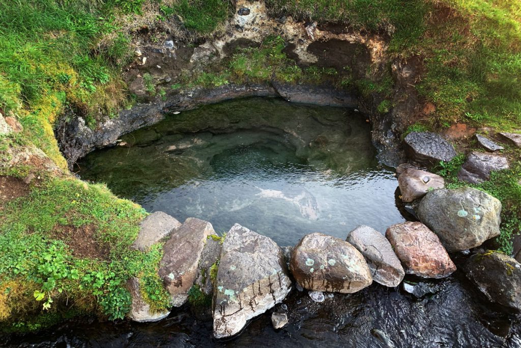 Gvendarlaug warme bron Westfjorden roadtrip Reislegende