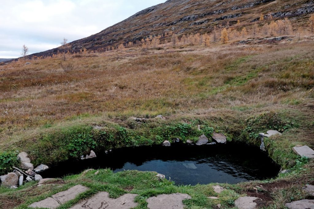 Heydalur hot pool langs road 633 roadtrip Westfjorden - Reislegende.nl