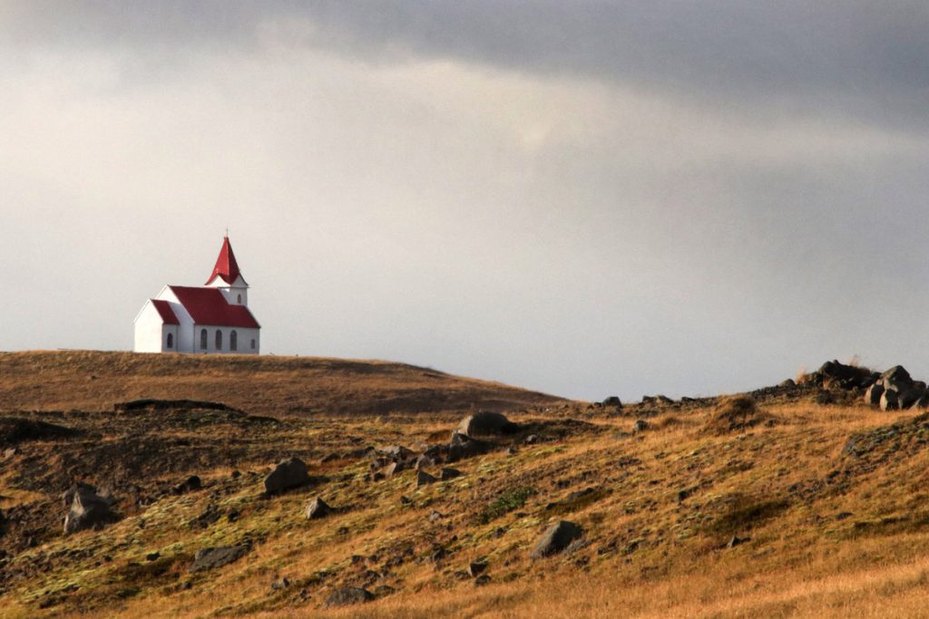 Ingjaldshólskirkja Hellissandur highlights Snaefellsnes IJsland Reislegende - Reislegende.nl