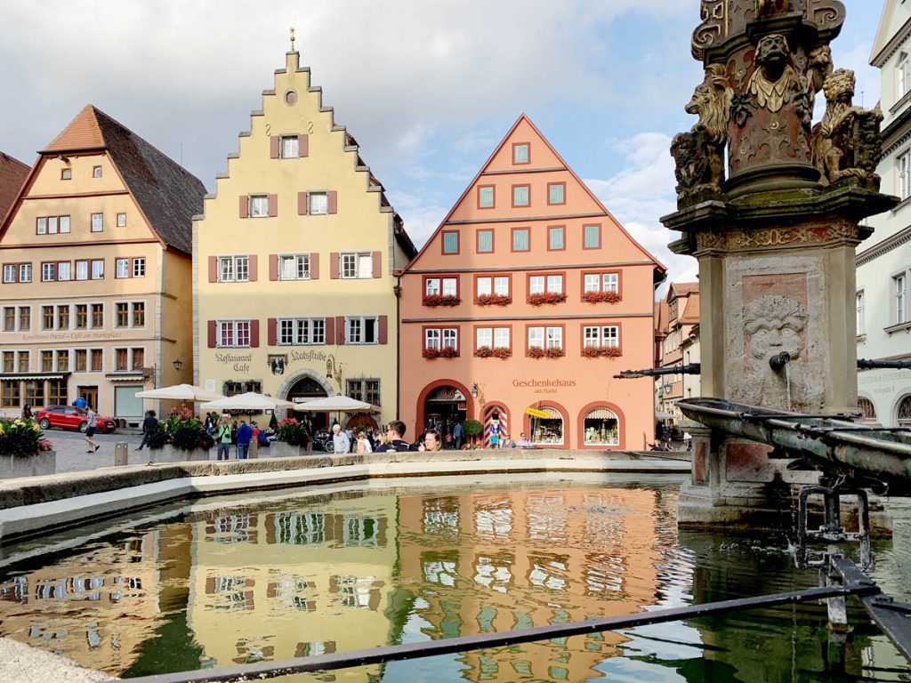 Marktplatz Bezienswaardigheden in Rothenburg ob der Tauber Romantische Strasse Duitsland - Reislegende.nl