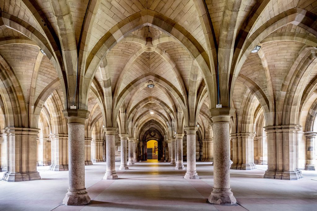 Glasgow University cloisters - Outlander filmlocatie - Reislegende.nl