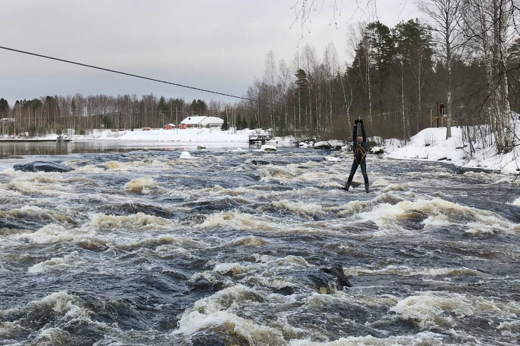 Zipline over wild water Finland Varjola - Reislegende.nl