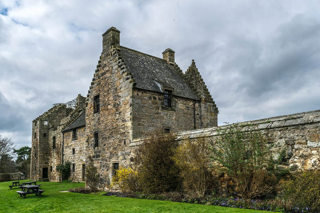 Aberdour Castle - Bezoek deze Outlander filmlocaties in Schotland - Reislegende.nl