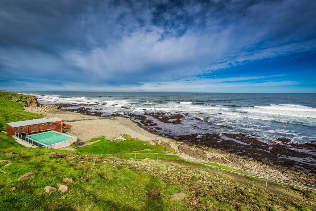 Mooiste hot pools in de Westfjorden van IJsland - Krossneslaug, Strandir - Reislegende.nl