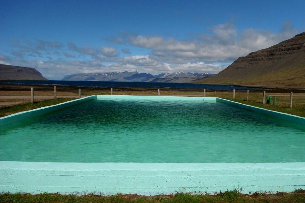 Mooiste hot pools in de Westfjorden van IJsland - Reykjafjardarlaug, Westfjords - Reislegende.nl