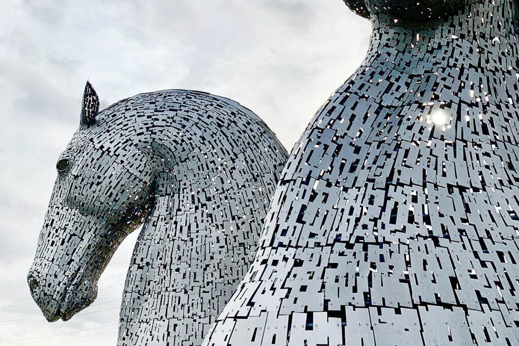 The Kelpies, twee gigantische paardenhoofden in Schotland - Reislegende.nl