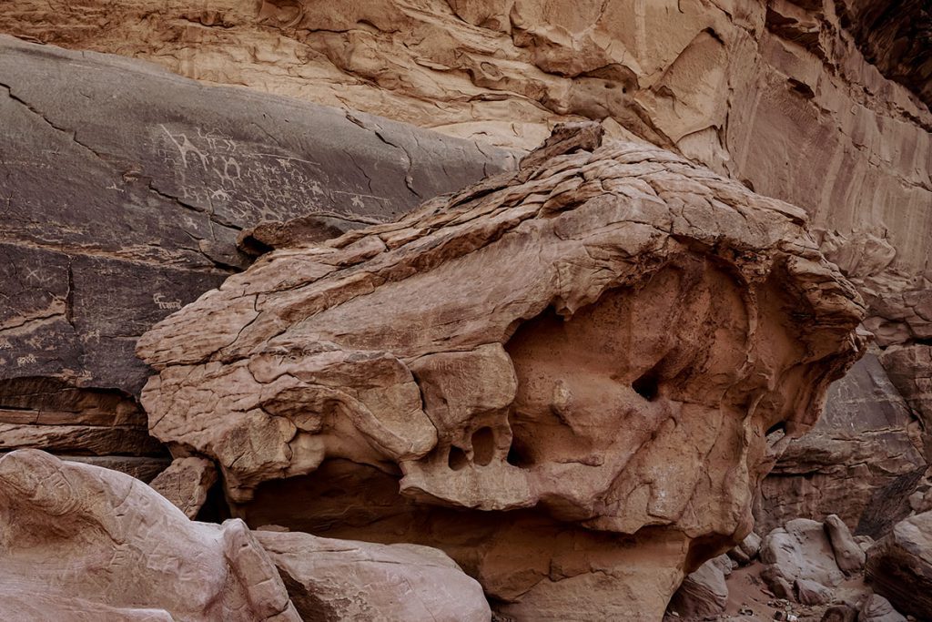 Anfishiyyeh inscriptions - Wadi Rum tips en bezienswaardigheden - Reislegende.nl