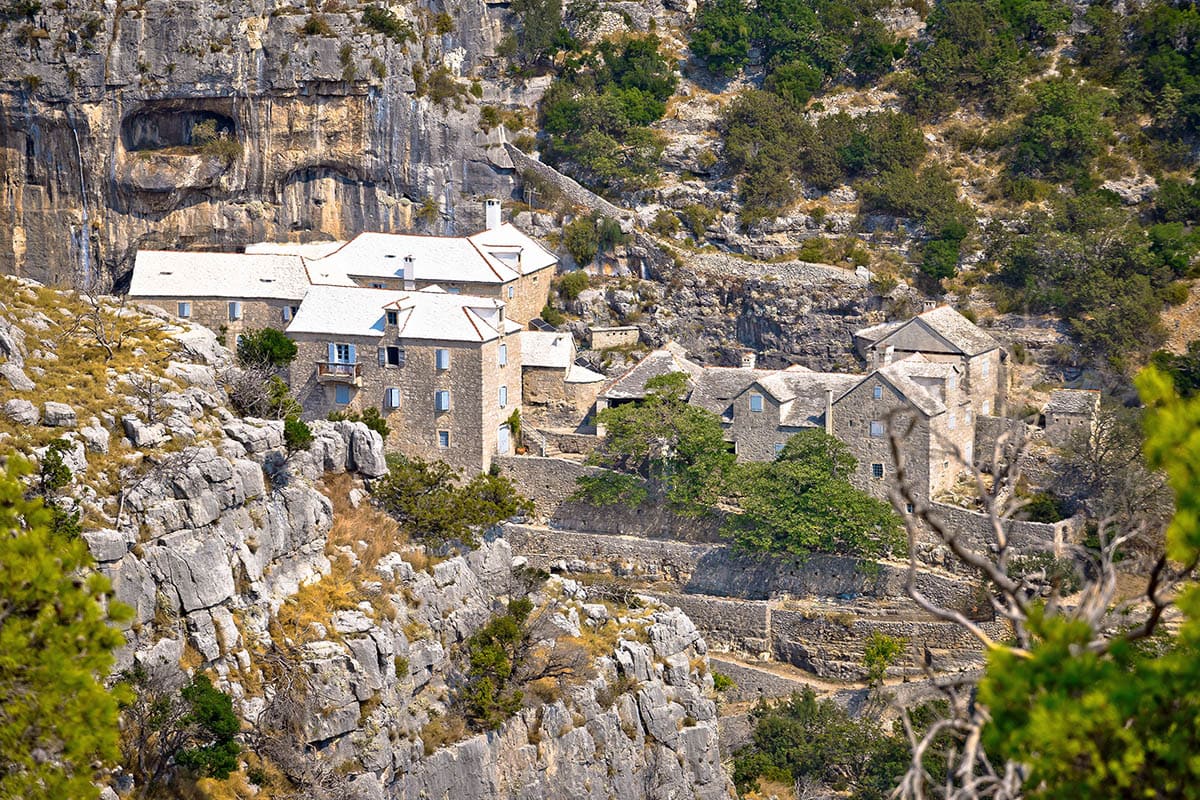 Blaca Monastery, mooie wandeling naar UNESCO klooster op het Kroatische eiland Brac - Reislegende.nl