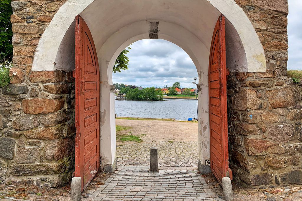 Oude stadsmuur, een kijkje in het historische Fredrikstad, Noorwegen - Reislegende.nl