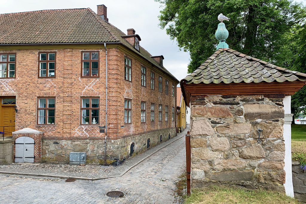 Oude stadsmuur, een kijkje in het historische Fredrikstad, Noorwegen - Reislegende.nl
