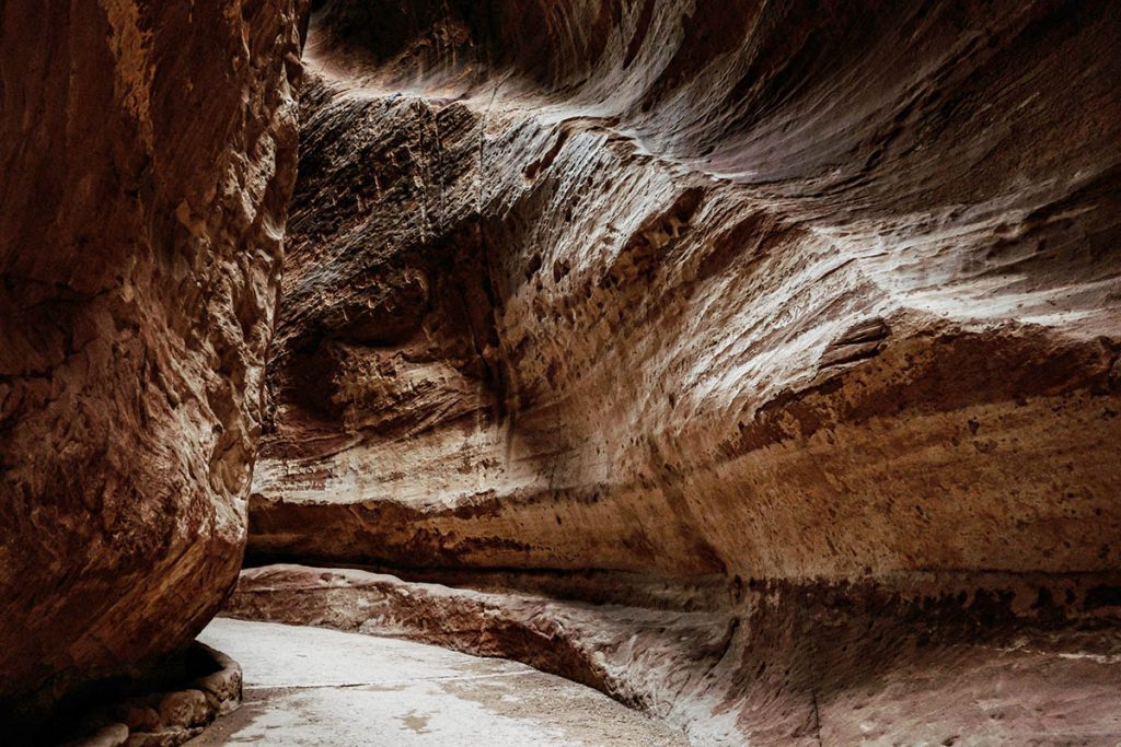 The Siq - Tips voor een bezoek aan Petra, wereldwonder in Jordanië - Reislegende.nl