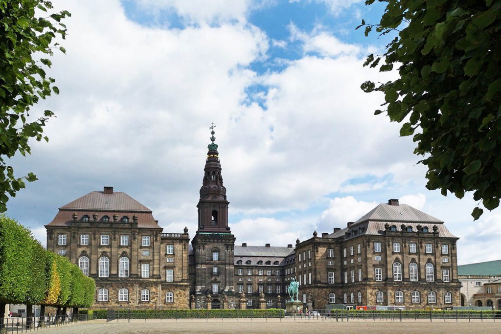 Christiansborg - Stedentrip Kopenhagen: 16 bezienswaardigheden en tips - Reislegende.nl