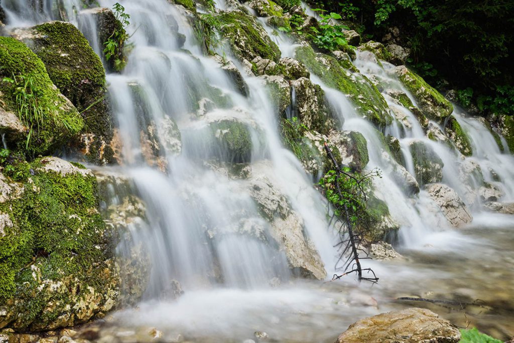 Gosausee Wasserfall, Gosausee, sprookjesachtige plek in Oberösterreich - Reislegende.nl