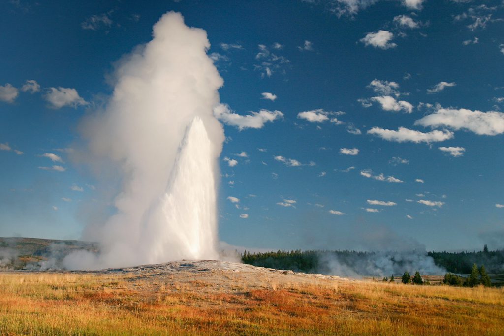 Old Faithful in Yellowstone - Yellowstone National Park: 10x wat je niet mag missen - Reislegende.nl