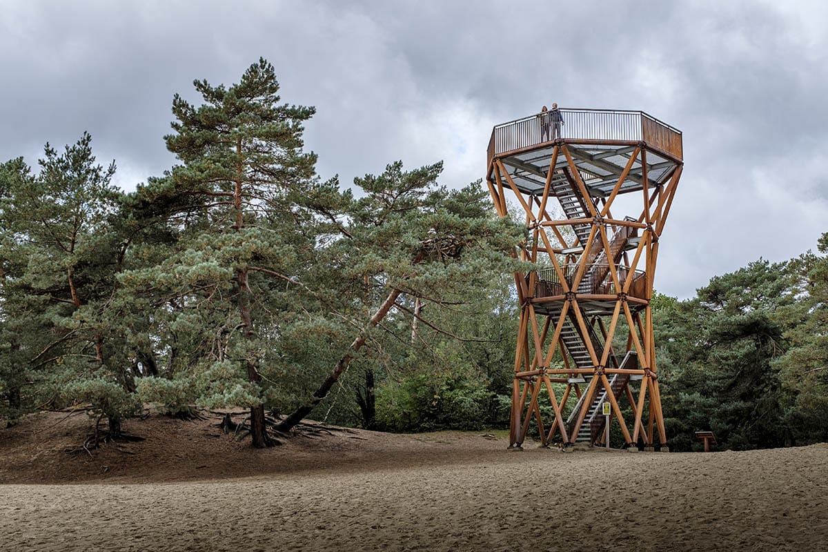 Kootwijkerzand uitkijktoren op grootste stuifzandgebied van West-Europa - Reislegende.nl