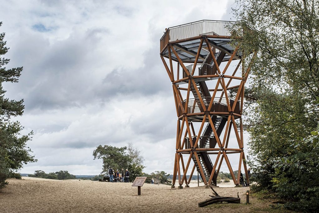 Kootwijkerzand uitkijktoren op grootste stuifzandgebied van West-Europa - Reislegende.nl