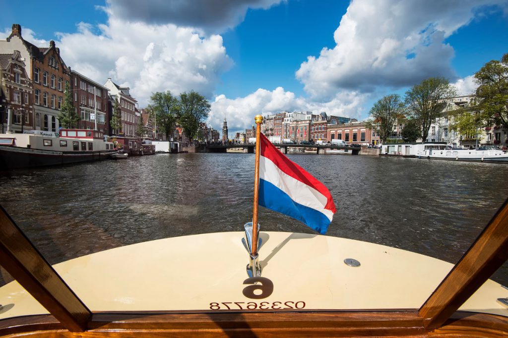 Waarom Amsterdam vanaf het water het mooist is - Reislegende.nl