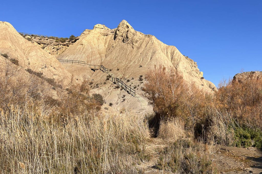 Trap naar de canyon voor wandeling naar Lawrence of Arabia oase - Wandelen in Tabernaswoestijn naar de oase van Lawrence of Arabia - Reislegende.nl