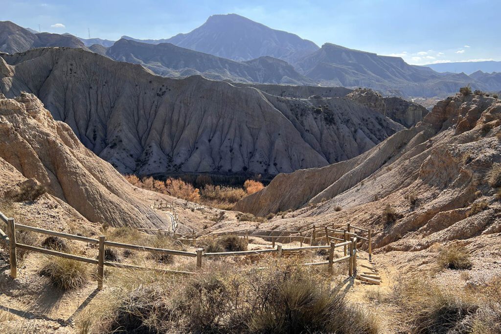 Trap naar canyon bij Mini Hollywood - Wandelen in Tabernaswoestijn naar de oase van Lawrence of Arabia - Reislegende.nl