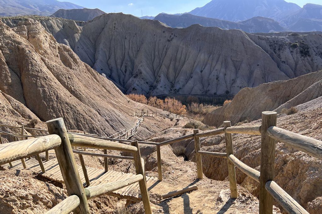 Startpunt trappen naar canyon wandeling Lawrence of Arabia route - Reislegende.nl