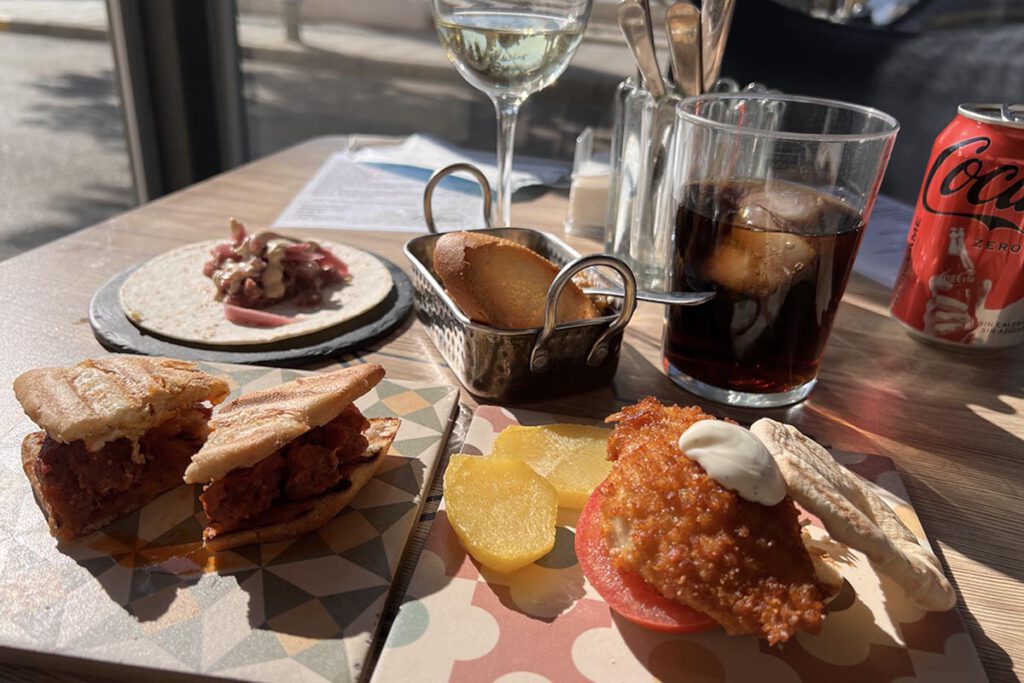 Lekker tapas eten in Tabernas - 6x wat te doen in de Tabernaswoestijn - Reislegende.nl