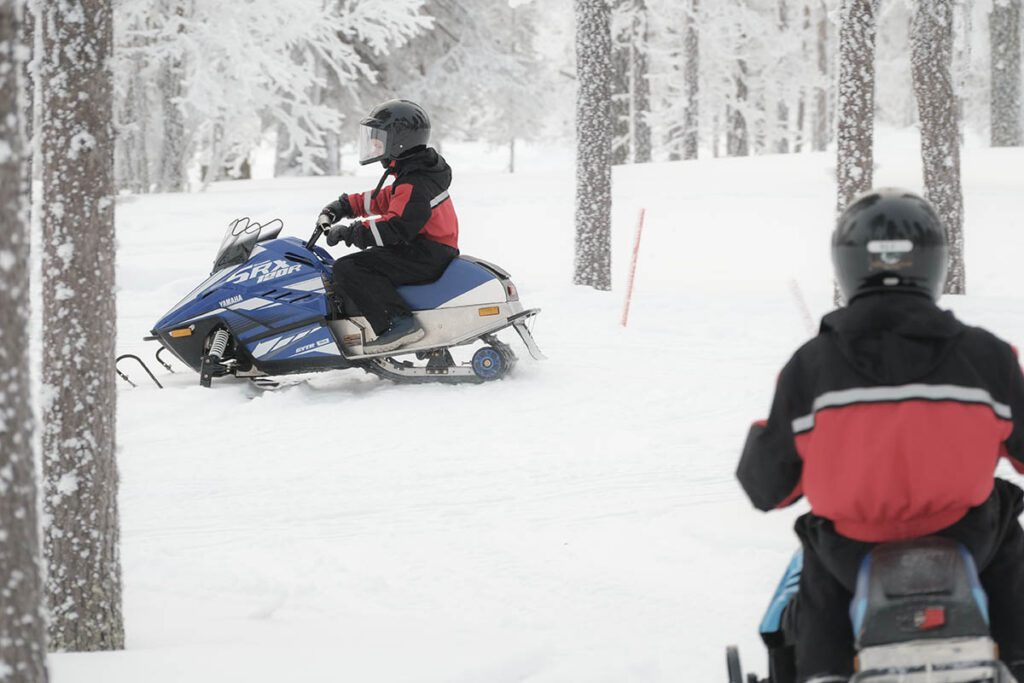 Sneeuwscooters voor kinderen - Fell Centre Kiilopää in Saariselkä; fijne cabins in Lapland boven poolcirkel - Reislegende.nl