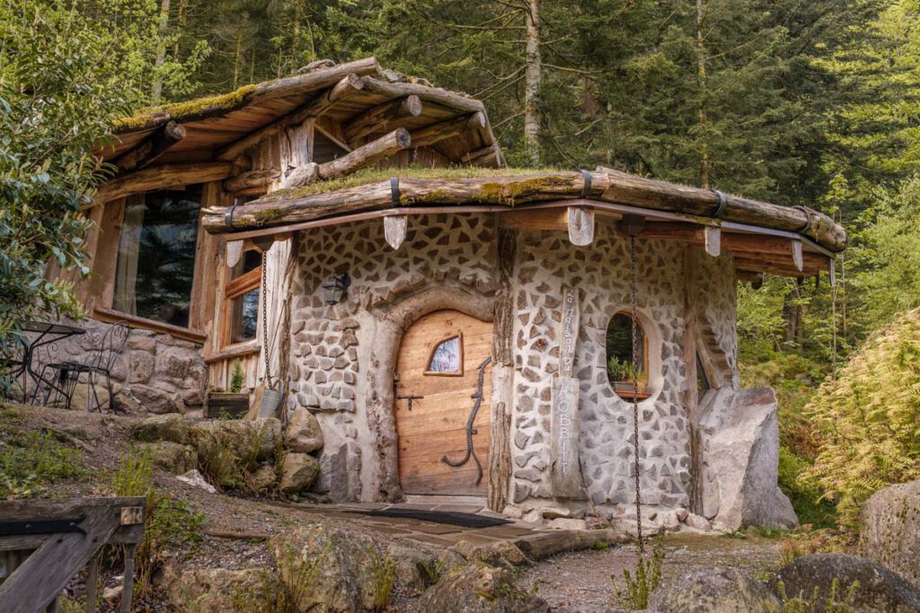 La Maison du Hobbit, La Clairière aux Cabanes; bijzondere accommodaties in La Bresse, Vogezen, Grand Est, Frankrijk - Reislegende.nl