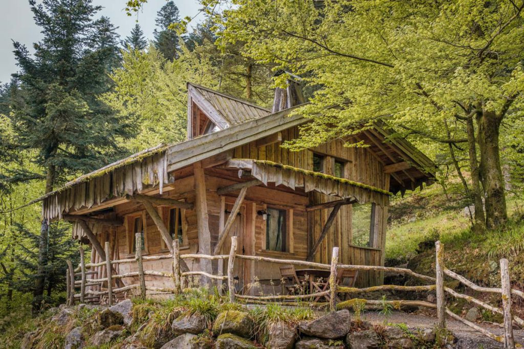 Le Refuge Improbable, La Clairière aux Cabanes; bijzondere accommodaties in La Bresse, Vogezen, Grand Est, Frankrijk - Reislegende.nl