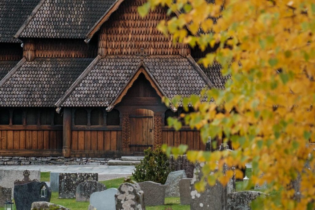 Staafkerk van Heddal in het zuiden van Noorwegen tips en wat te zien in Viken en Telemark - Reislegende.nl