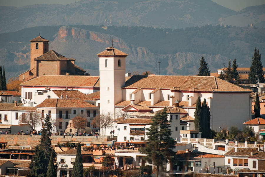 Calle Mirador de San Nicolas zicht op Alhambra met zonsondergang Granada Andalusie - Reislegende.nl