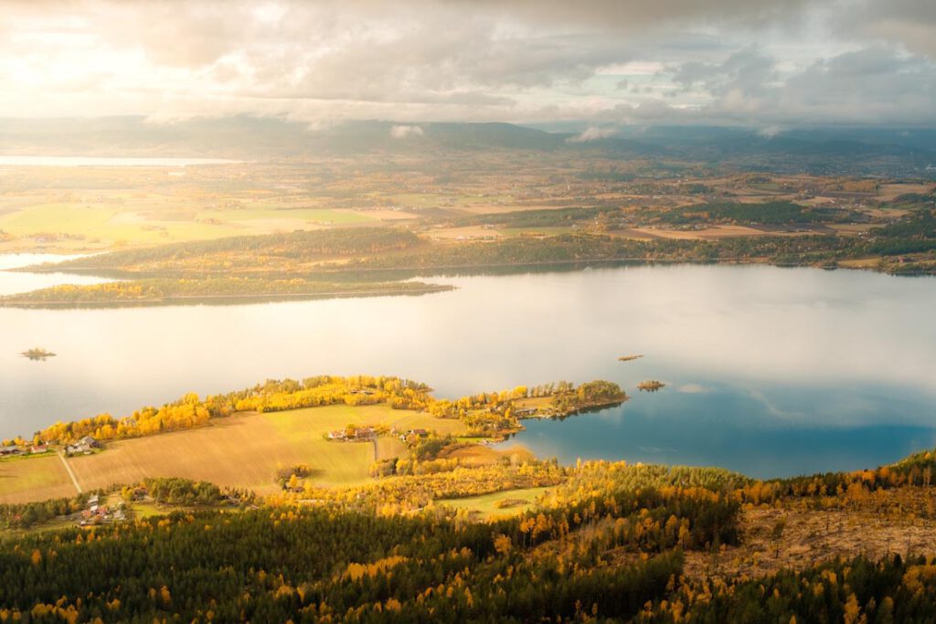 Wandeling naar Morkgonga uitzicht op Steinsfjorden in Zuid-Noorwegen herfst - Reislegende.nl