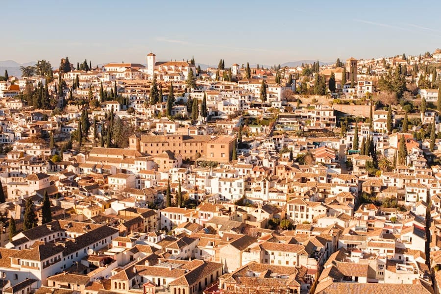 Zicht op Albaycin vanaf Alhambra in Granada tips Andalusie - Reislegende.nl