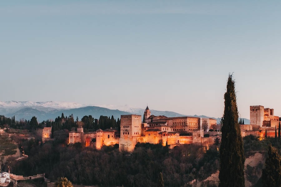 Zicht op Alhambra Granada bij zonsondergang Andalusie - Reislegende.nl