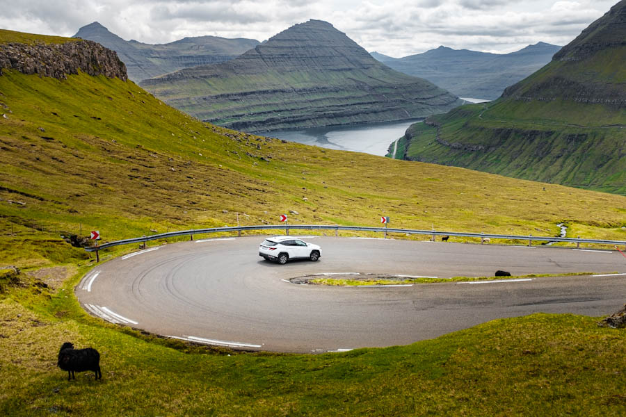 Gjáarskarð Bergpas tussen Funningur en Gjogv Faeröer eilanden - Reislegende.nl