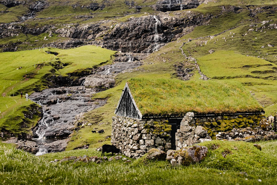 Waterval van Saksun Streymoy Faeröer eilanden - Reislegende.nl