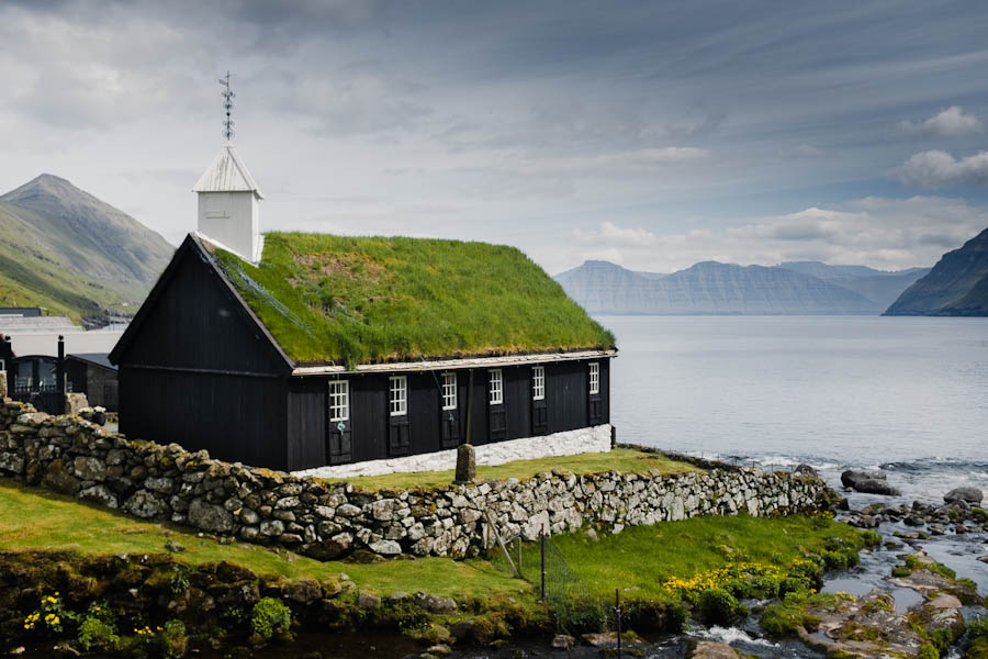 Funningur Church Funnings Kirkja mooie kerkjes op de Faeroer eilanden - Reislegende.nl