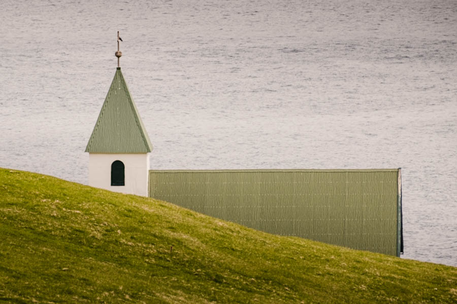 Gjogv dorpskerk Faeroer eilanden Eysturoy - Reislegende.nl