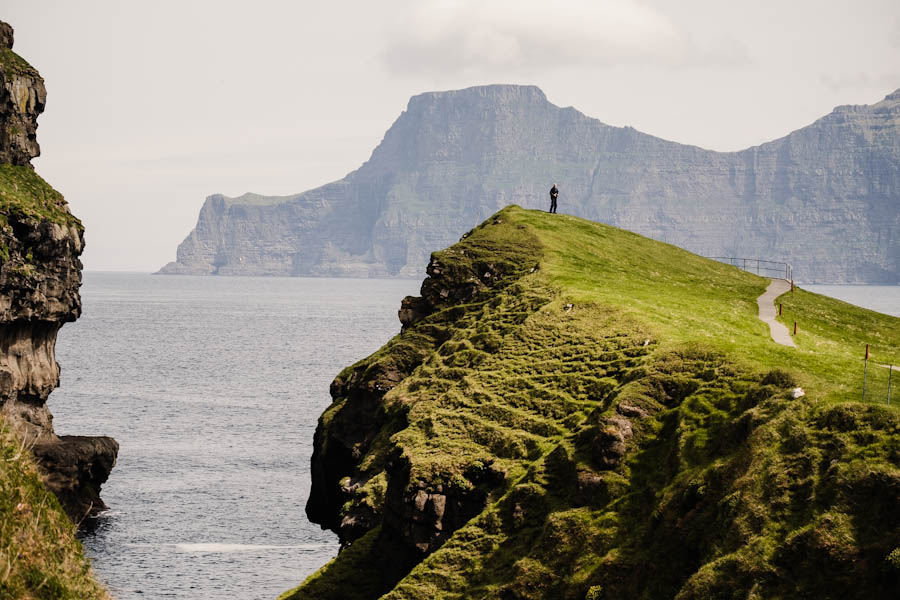 Gjogv uitzicht op Kalsoy Faeroer eilanden - Reislegende.nl