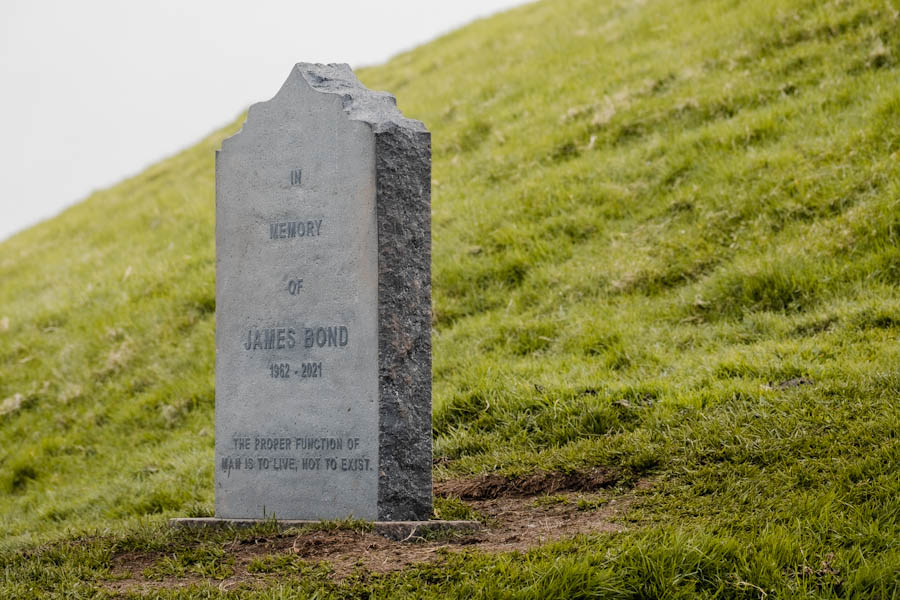 Grafsteen James Bond gedenksteen Kalsoy Trollanes Faeroer eilanden - Reislegende.nl