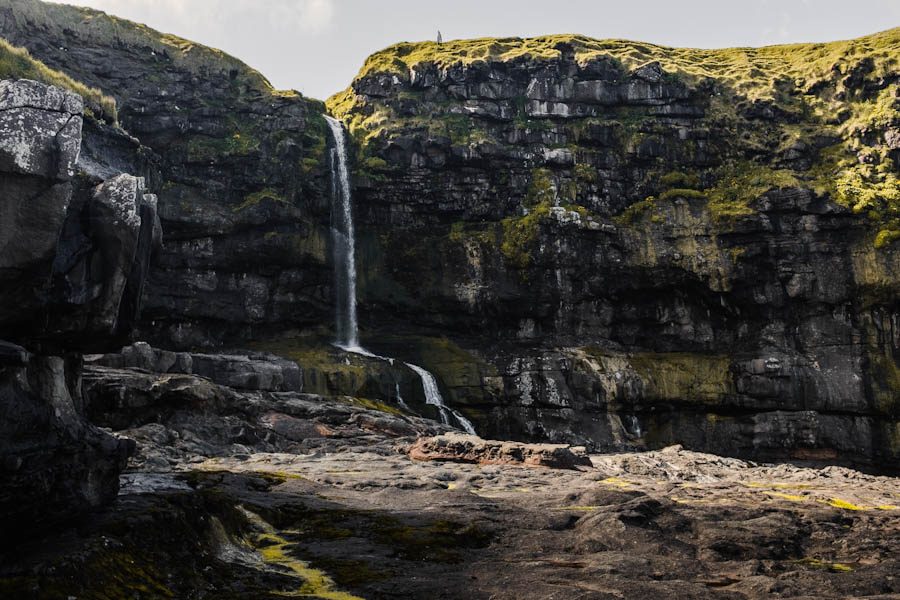 Mikladalur waterval Kalsoy Faeroer eilanden tips - Reislegende.nl