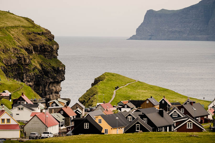 Mooi zicht op Kalsoy vanuit Gjogv op Eysturoy Faeroer eilanden - Reislegende.nl