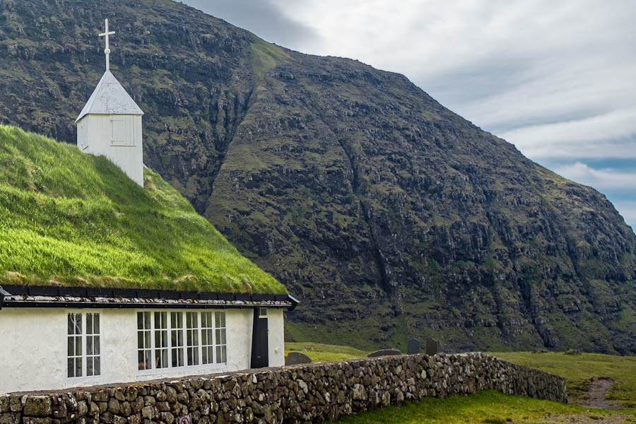 Mooie kerkjes op de Faeroer eilanden Chiesa di Saksun church Streymoy - Reislegende.nl